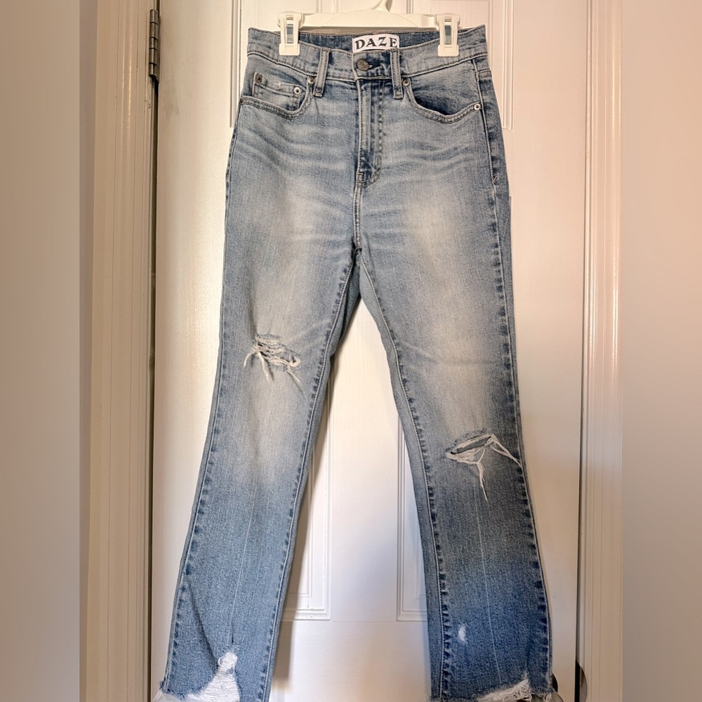 Daze Women’s Light Wash Distressed Jeans